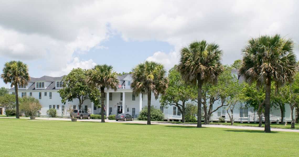 outside view of the Luther Hotel